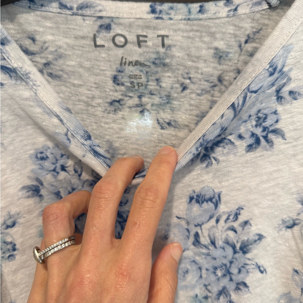 LOFT Women's Blue Floral Linen top with beautiful puff sleeve - Picture 4 of 6